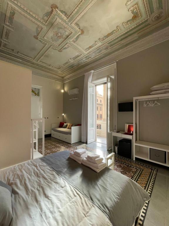 a bedroom with a bed with a coffered ceiling at Arricría Room Suite in Palermo