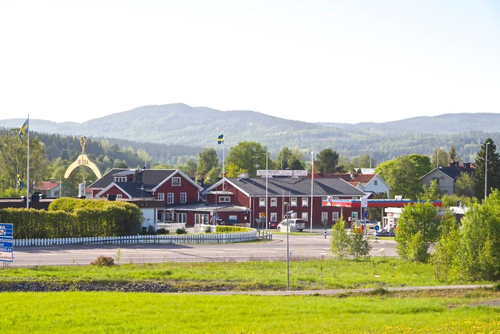una ciudad con casas y montañas en el fondo en Ullångers Hotell & Restaurang, en Ullanger