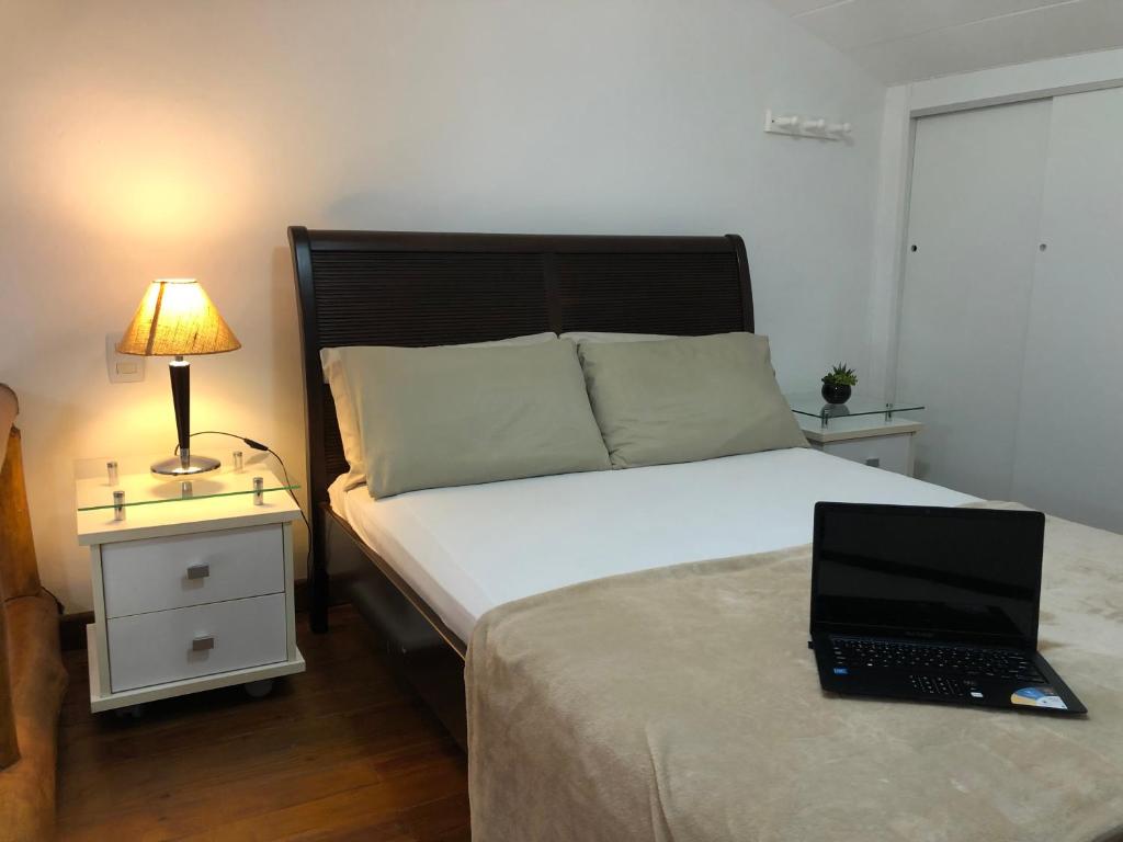 Postel nebo postele na pokoji v ubytování Loft encantador em Praia do Forte próximo à Vila.