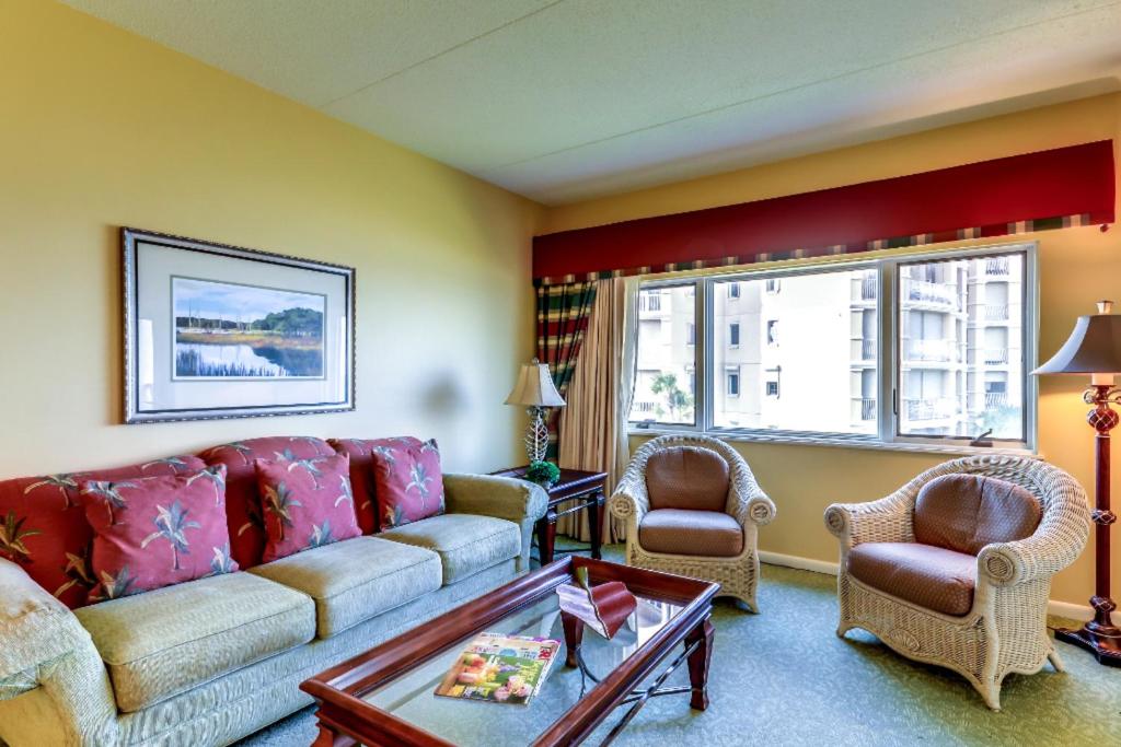 Χώρος καθιστικού στο Amelia Island Plantation Condo with Side Ocean View, Balcony, WiFi & Shared Pool