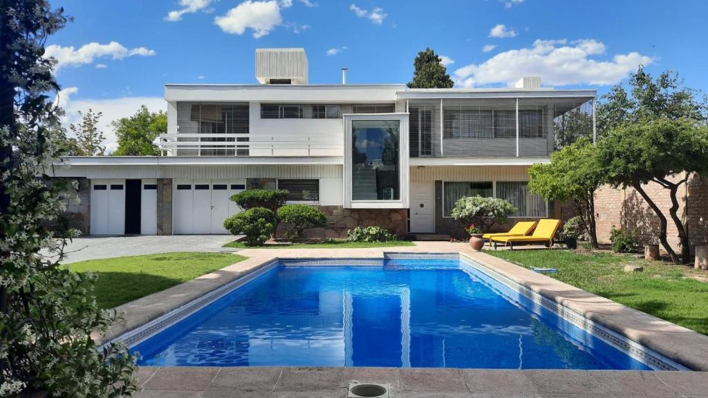 een huis met een zwembad voor een huis bij Casa Villa Nueva in Mendoza