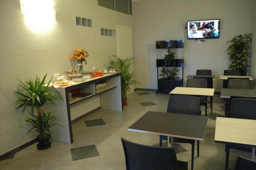 TV a/nebo společenská místnost v ubytování Hotel 4 Strade