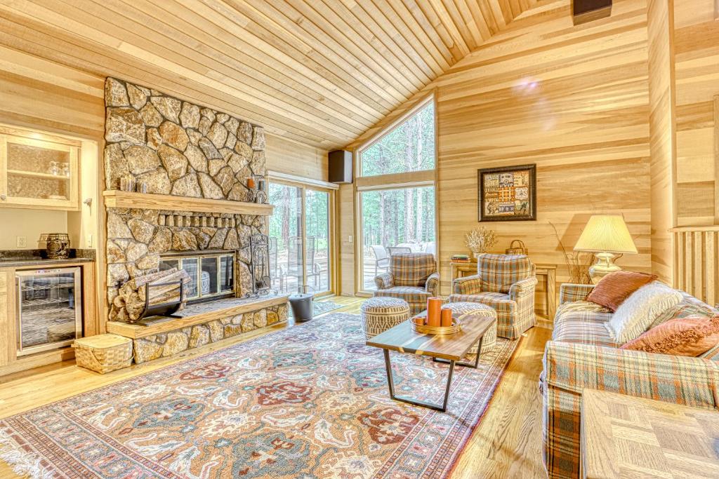 - un salon avec un canapé et une cheminée dans l'établissement Lazy Pines Lodge, à Black Butte Ranch