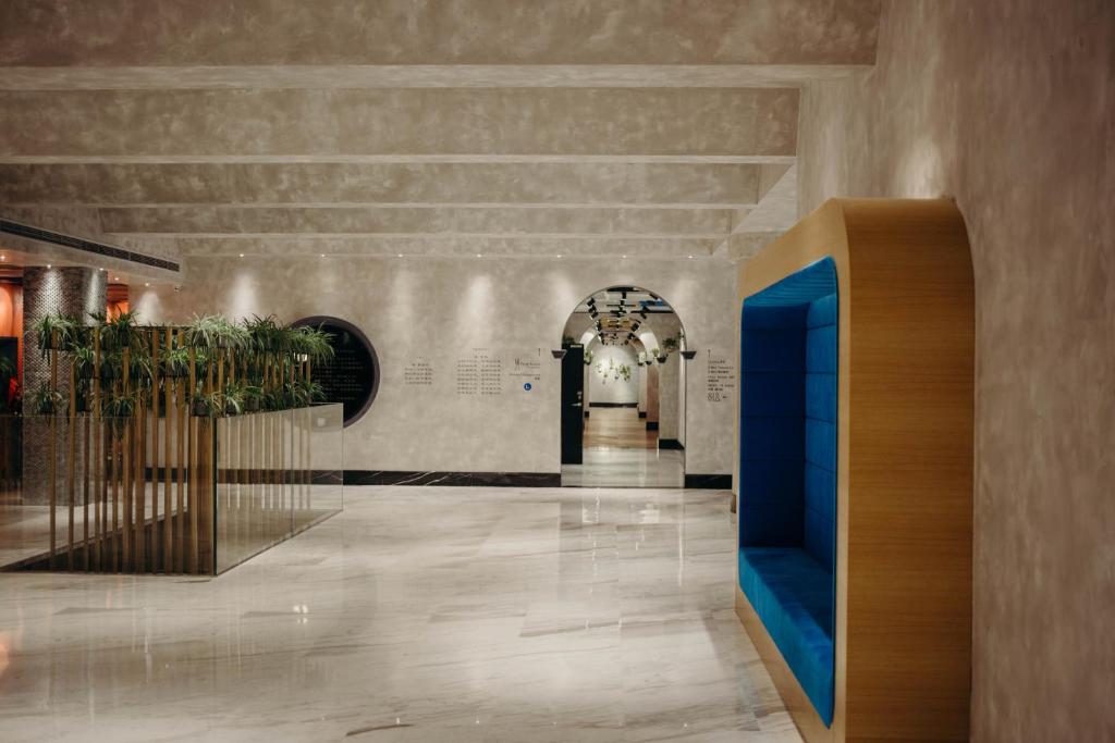 北京的住宿－7Shang酒店，建筑里带有蓝色门的走廊