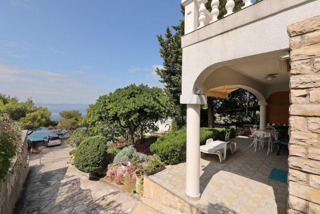 d'une terrasse avec vue sur l'océan. dans l'établissement Apartments Djurdja - 20 m from beach, à Murter