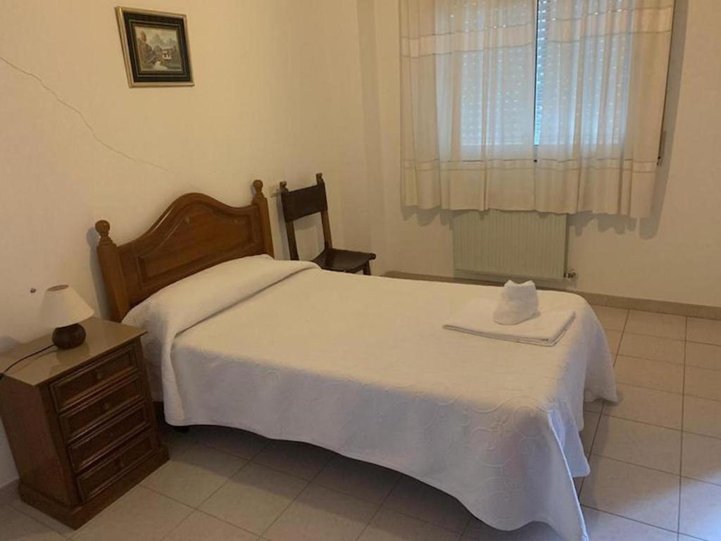 Room in Guest room - Hostal restaurante Seoane, Vilar de ...