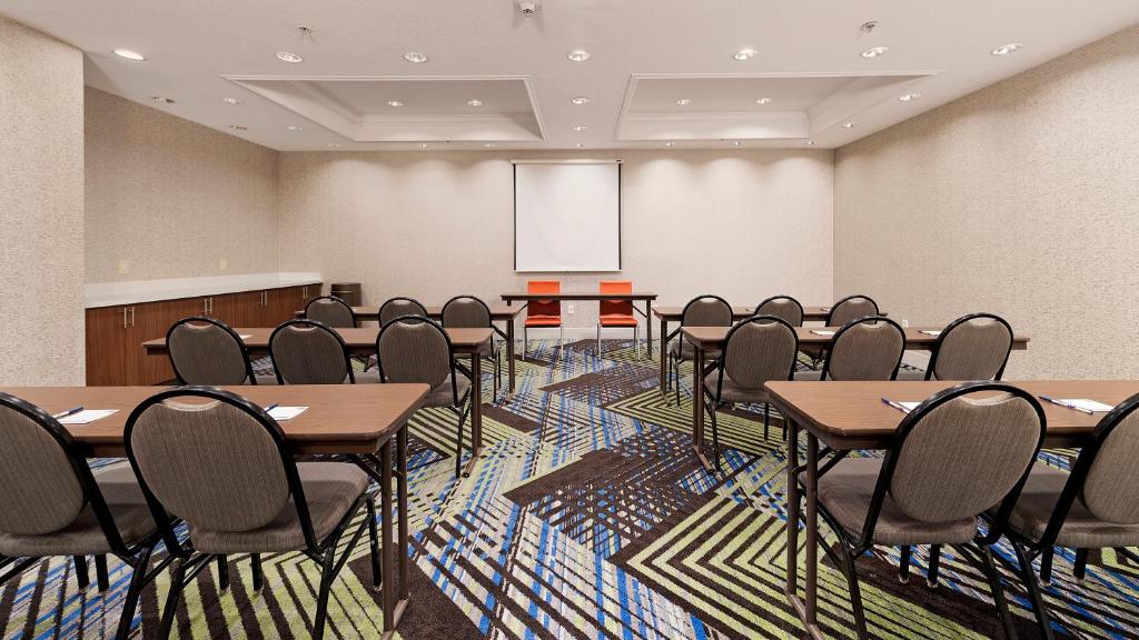 Konferenční prostory v ubytování Holiday Inn Express Hotel and Suites Conroe by IHG