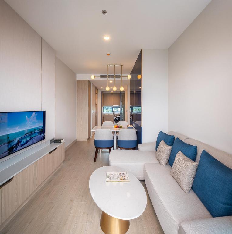 TV a/nebo společenská místnost v ubytování S Sriracha Hotel & Residence