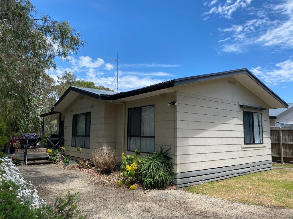 uma pequena casa branca com uma entrada em Kyeema Free Wifi Netflix Pet Friendly Outside Only em Inverloch