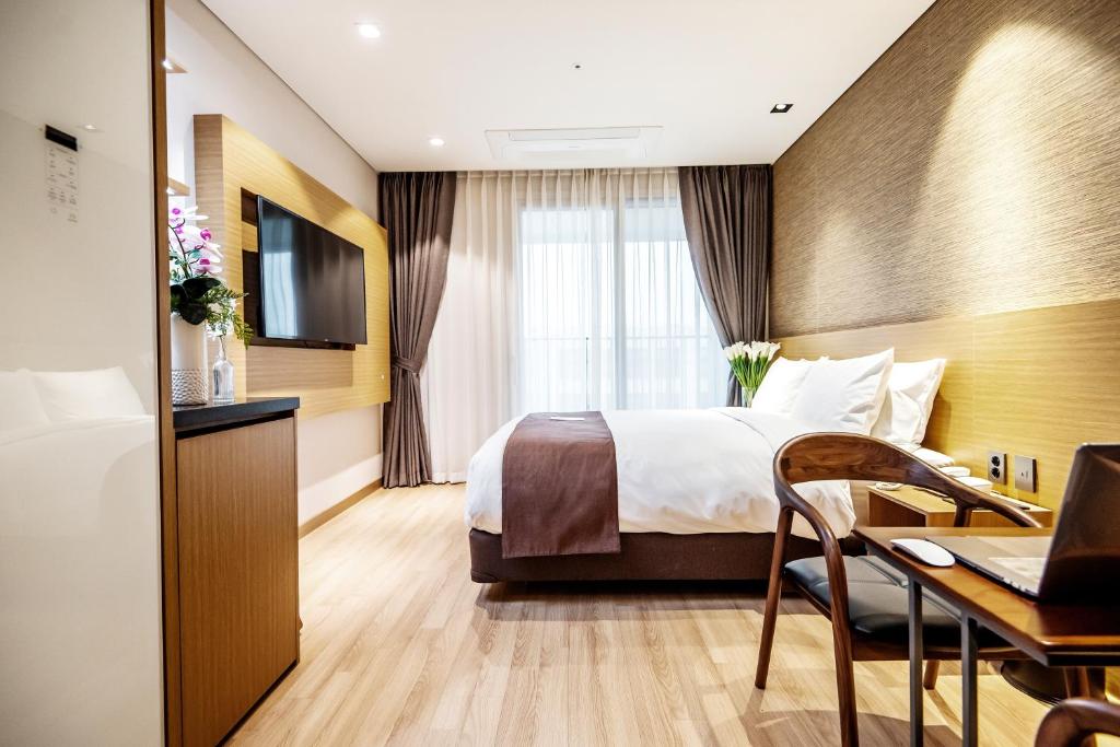 Postel nebo postele na pokoji v ubytování Intrada Icheon Hotel