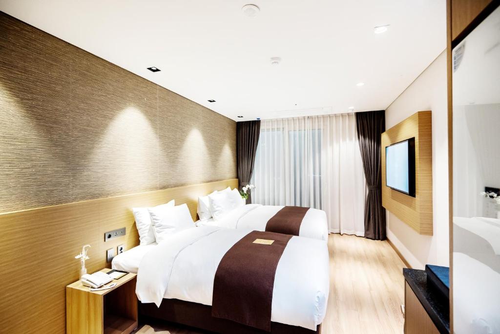 Postel nebo postele na pokoji v ubytování Intrada Icheon Hotel