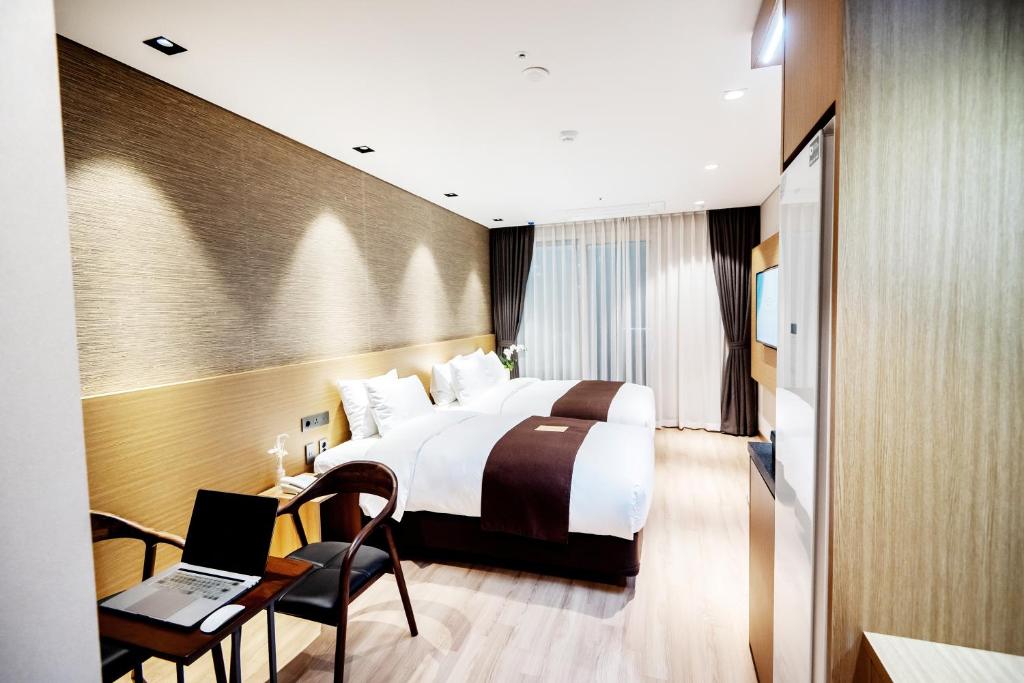 Postel nebo postele na pokoji v ubytování Intrada Icheon Hotel