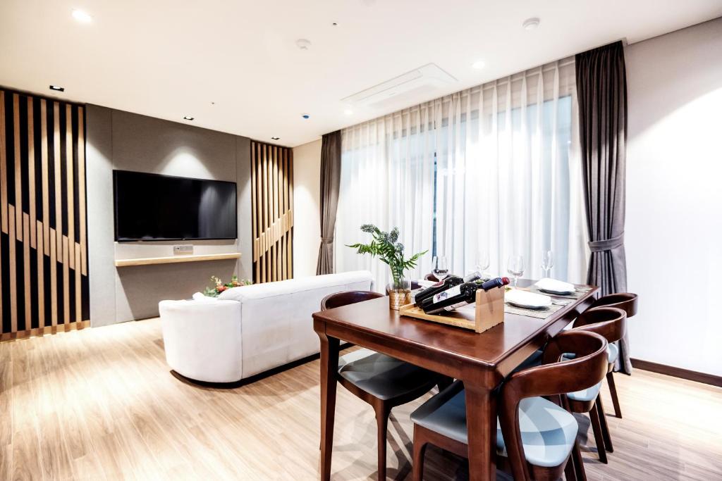 TV a/nebo společenská místnost v ubytování Intrada Icheon Hotel