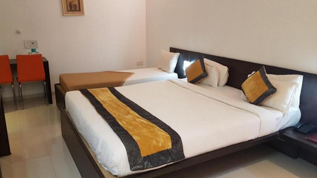 Postel nebo postele na pokoji v ubytování HOTEL SAI NISARG