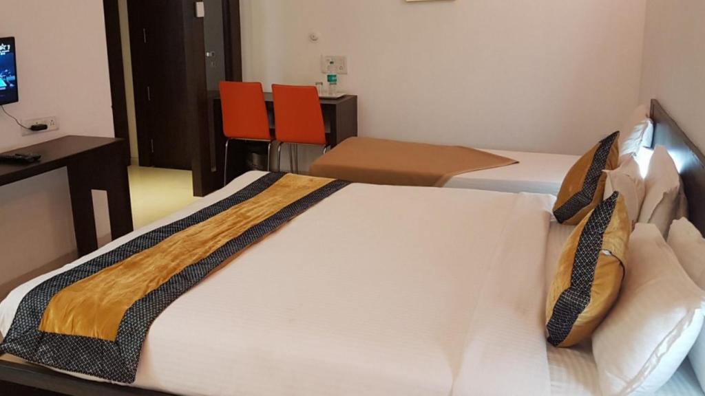 Postel nebo postele na pokoji v ubytování HOTEL SAI NISARG
