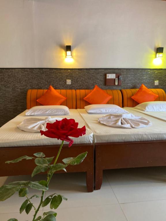 Postel nebo postele na pokoji v ubytování Beach Walk Hotel Unawatuna