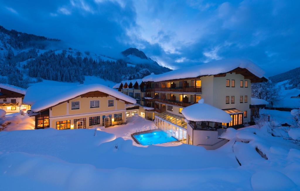 een resort in de sneeuw 's nachts bij Hotel Guggenberger in Kleinarl