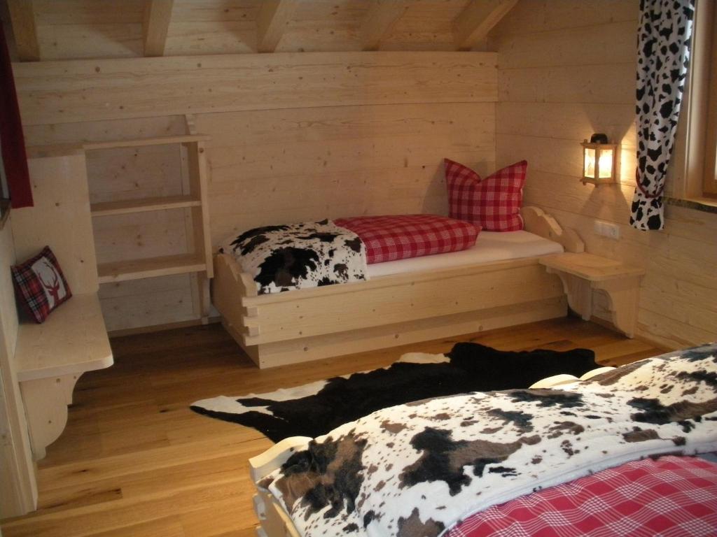 Postel nebo postele na pokoji v ubytování Ferienwohnung Chalet Edelweiss Montafon