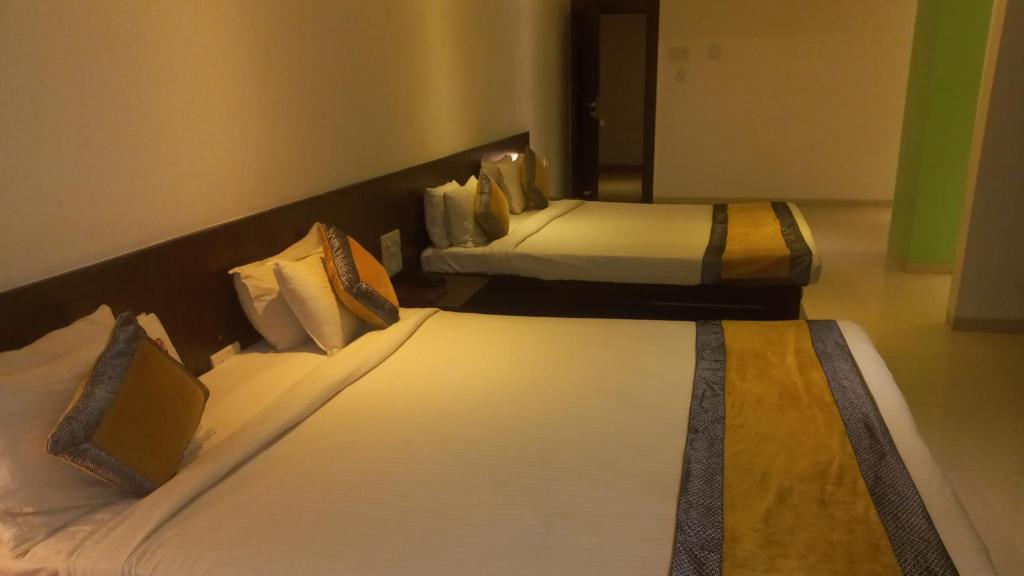 Postel nebo postele na pokoji v ubytování HOTEL SAI NISARG