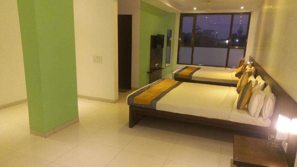 Postel nebo postele na pokoji v ubytování HOTEL SAI NISARG