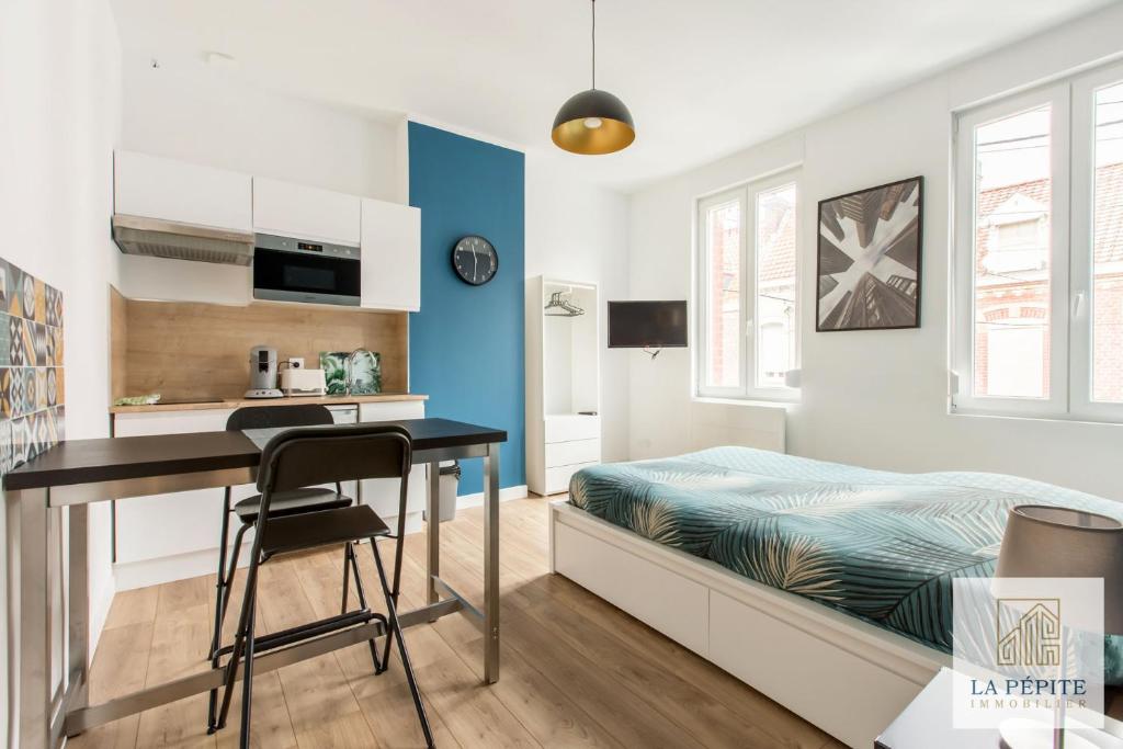 - une chambre avec un lit et un bureau dans l'établissement RESIDENCE PASTEUR, à Valenciennes