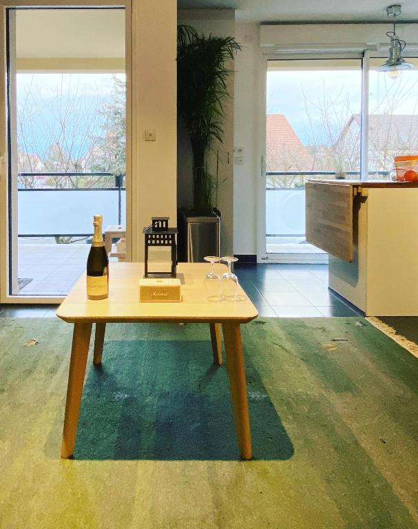 - une table avec une bouteille de champagne et des verres dans l'établissement La Silberrunz, à Colmar