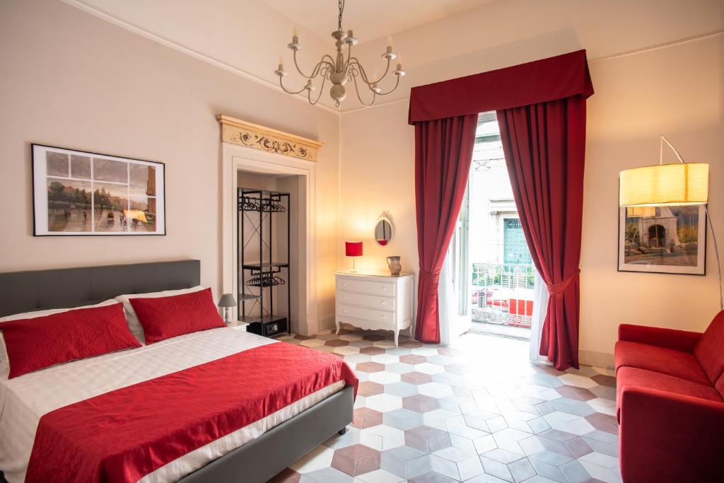 ein Schlafzimmer mit einem roten Bett und einem roten Stuhl in der Unterkunft ForiArt Relais in Neapel