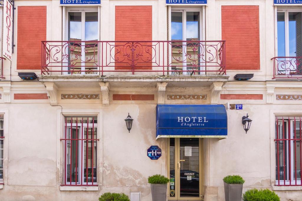ベルサイユにあるホテル ダングルテールの建物横に青い看板のホテル