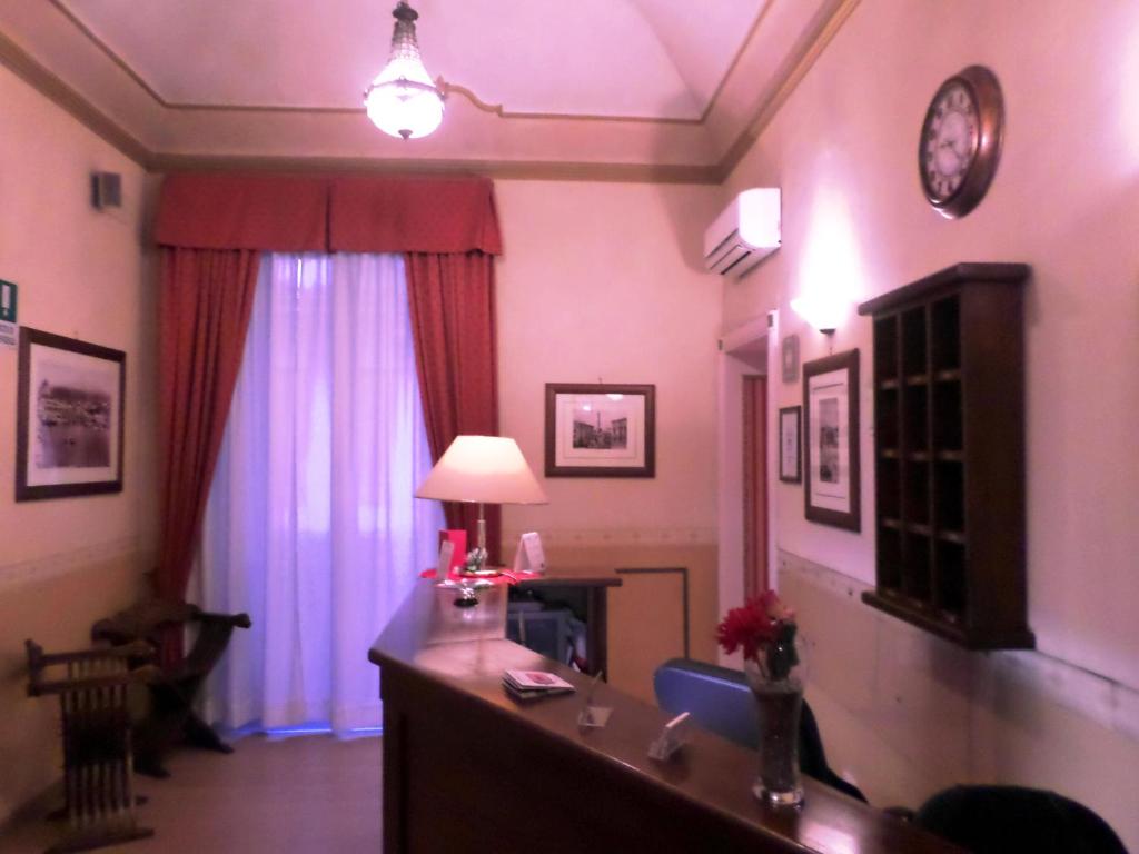 Televízia a/alebo spoločenská miestnosť v ubytovaní Catania Centro Rooms
