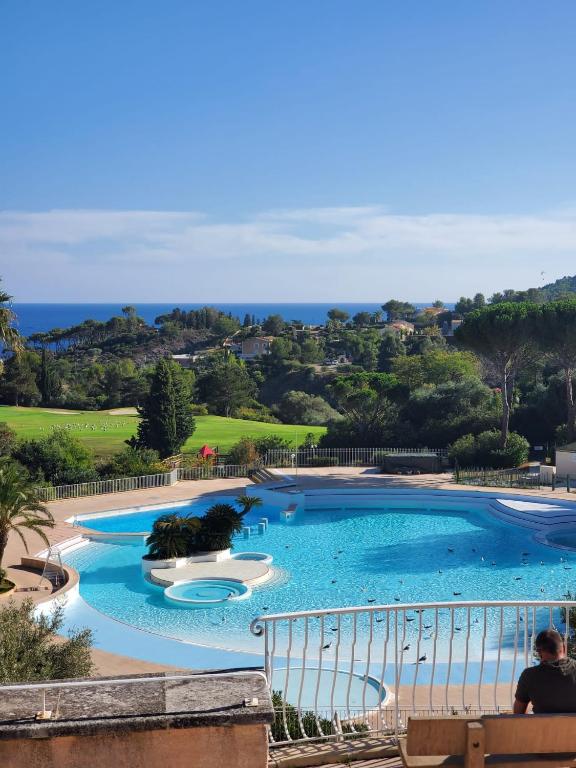 une grande piscine avec vue sur l'océan dans l'établissement Vacances Cap Esterel Apartment - Agay, à Agay