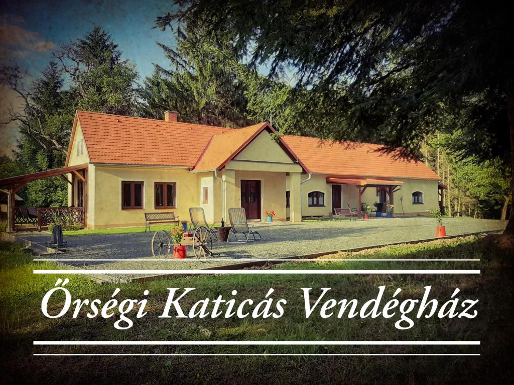 una casa con un cartello che legge i verbi dei gattini delle regine di Őrségi Katicás Vendégház a Viszák