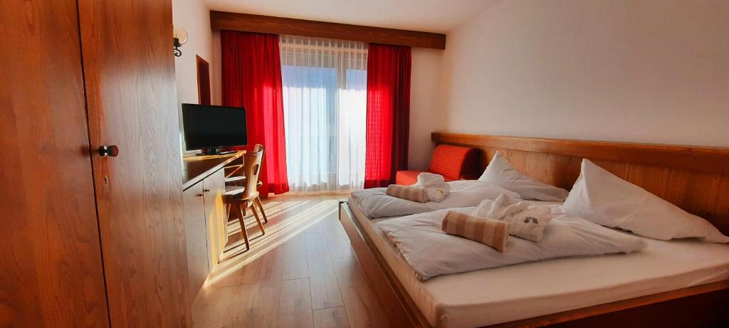 Postel nebo postele na pokoji v ubytování Smart Hotel Firn