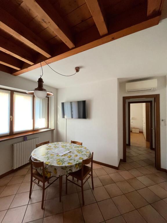 Televízia a/alebo spoločenská miestnosť v ubytovaní Richi Rent 03