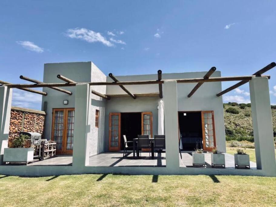 una representación de una casa con patio en Heron Cottage - Living The Breede en Malgas