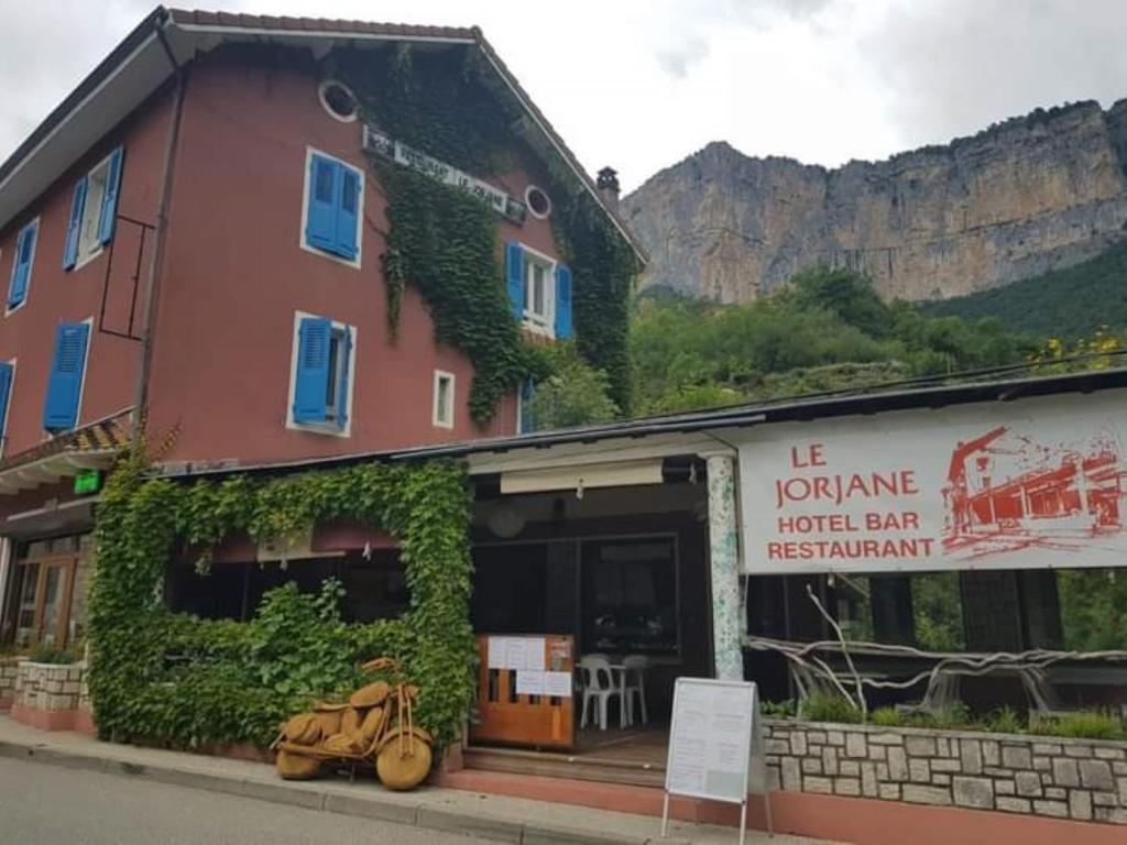 Un edificio con un'edera sul lato. di Le Jorjane a Choranche