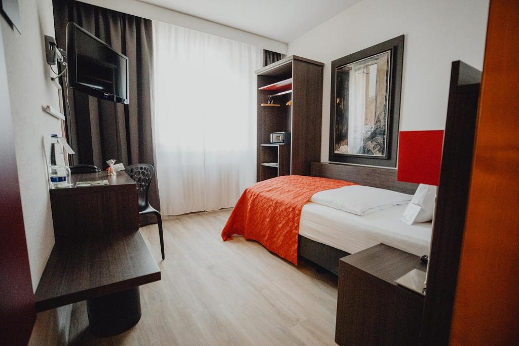 Postel nebo postele na pokoji v ubytování Art & Business Hotel