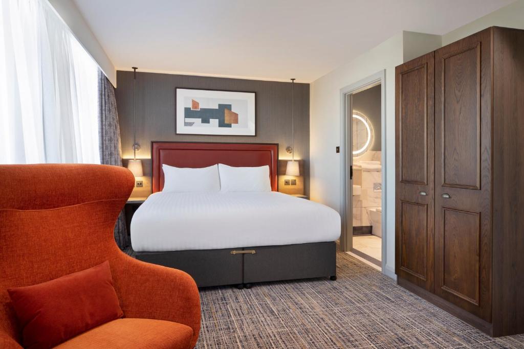 バーミンガムにあるLeonardo Royal Hotel Birminghamのベッドルーム1室(ベッド1台、椅子付)