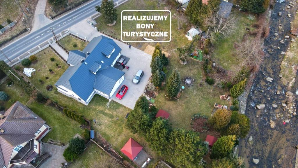 einen Blick über ein Haus mit blauem Dach in der Unterkunft ENKLAWA NAD KWISĄ [APARTAMENT 1] in Świeradów-Zdrój