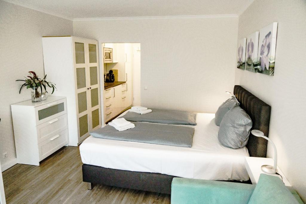 um quarto com uma cama e uma cómoda em Haus am See HS 350 em Hahnenklee-Bockswiese