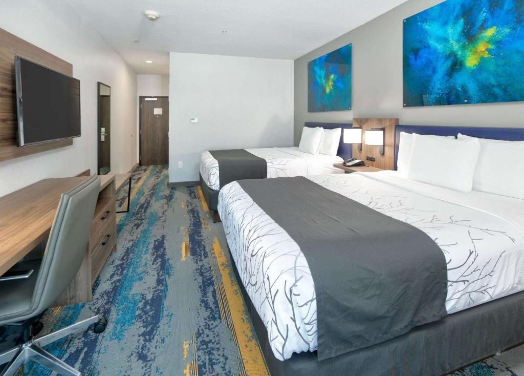 La Quinta Inn & Suites by Wyndham Dallas/Fairpark - 豪华皇后室和两个大床 - 不吸烟
