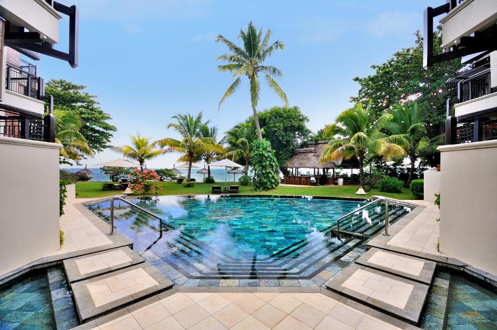 una imagen de una piscina en un complejo en Le Cardinal Exclusive Resort en Trou aux Biches