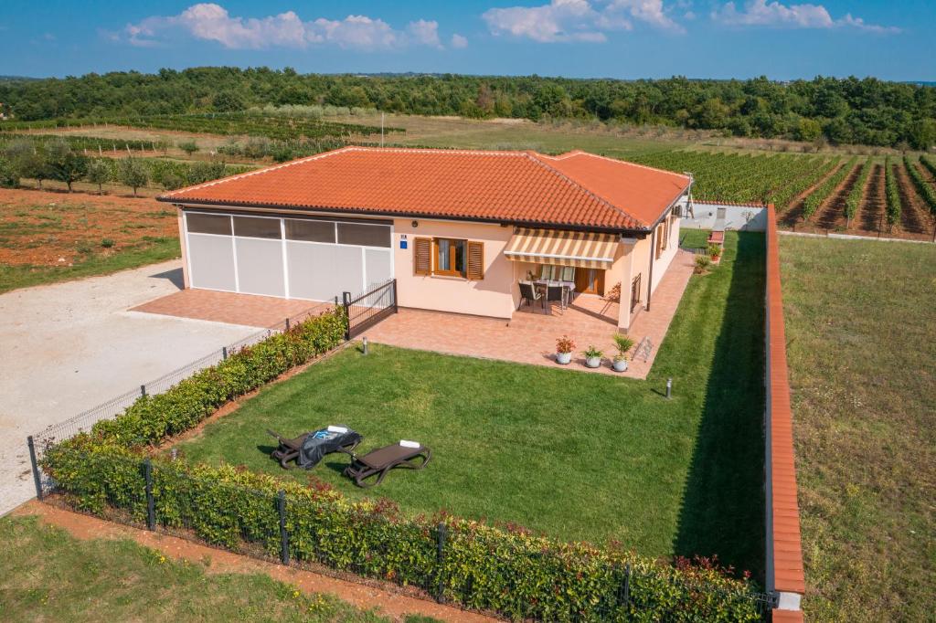 - une vue aérienne sur une maison avec une cour dans l'établissement Villa Gracia, à Sveti Lovreč Pazenatički