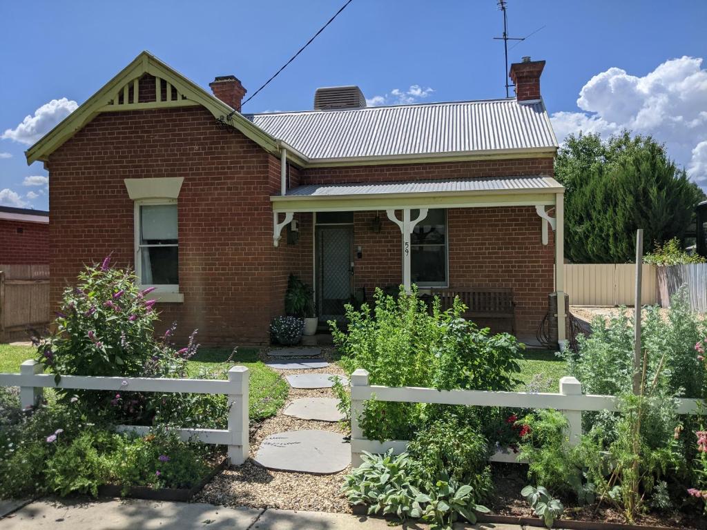 Cute cottage walking distance to CBD - Housity