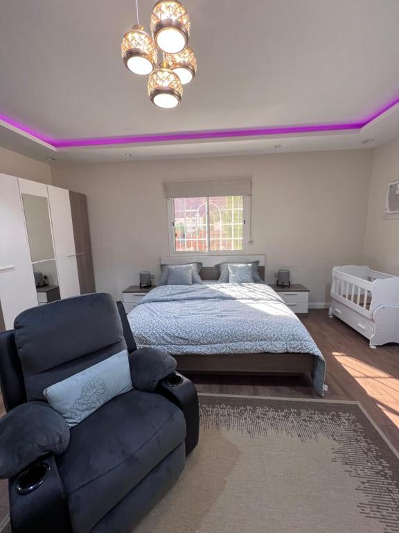 Ένα ή περισσότερα κρεβάτια σε δωμάτιο στο سما العلا للشقق المفروشة