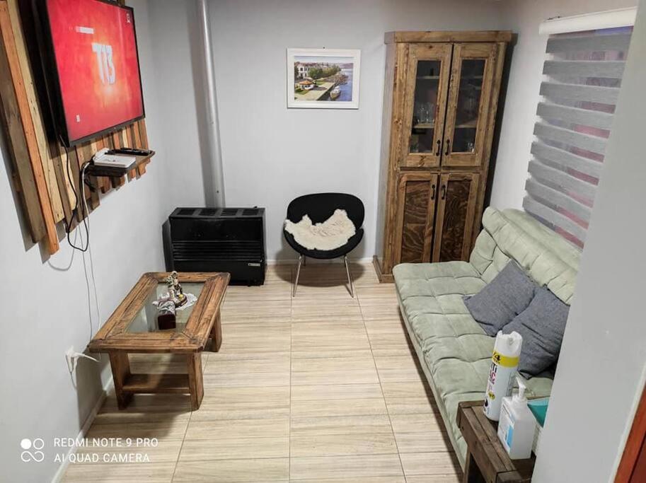 sala de estar con sofá y mesa en Casa 5-6 Personas Puerto Natales en Puerto Natales