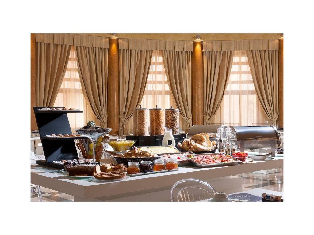 TH Roma - Carpegna Palace - Resim 40