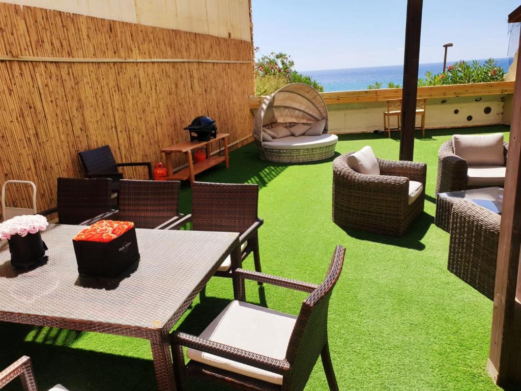 Posezení v ubytování Magic on the sea-suites with a private jacuzzi and a private sea view