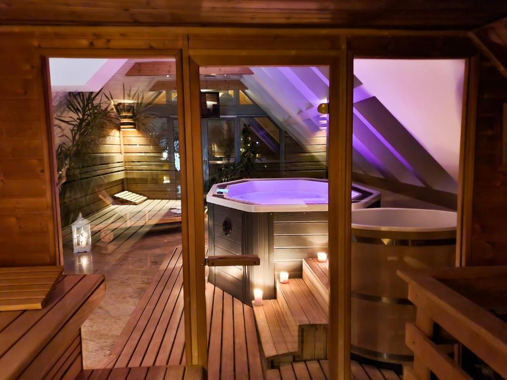 Zimmer mit Badewanne in einem Haus in der Unterkunft Rysy Boutique Hotel in Zakopane