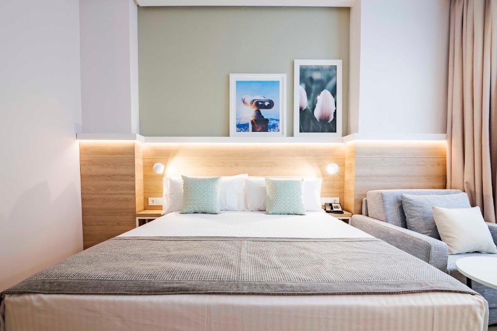 Postel nebo postele na pokoji v ubytování Golden Hotel Barcelona