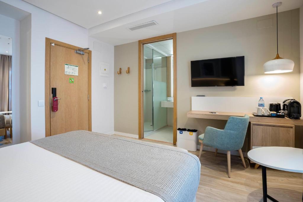 Postel nebo postele na pokoji v ubytování Golden Hotel Barcelona